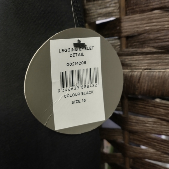 Sz 16 NWT ZIM & ZOE Active Black Crop Leggings with Eyelet Detail above Ankles - Picture 5 of 15